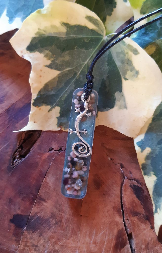 sylvia demuth pendantif salamandre et pierre