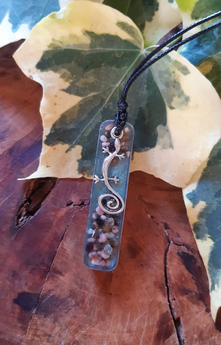 sylvia demuth pendantif salamandre et pierre