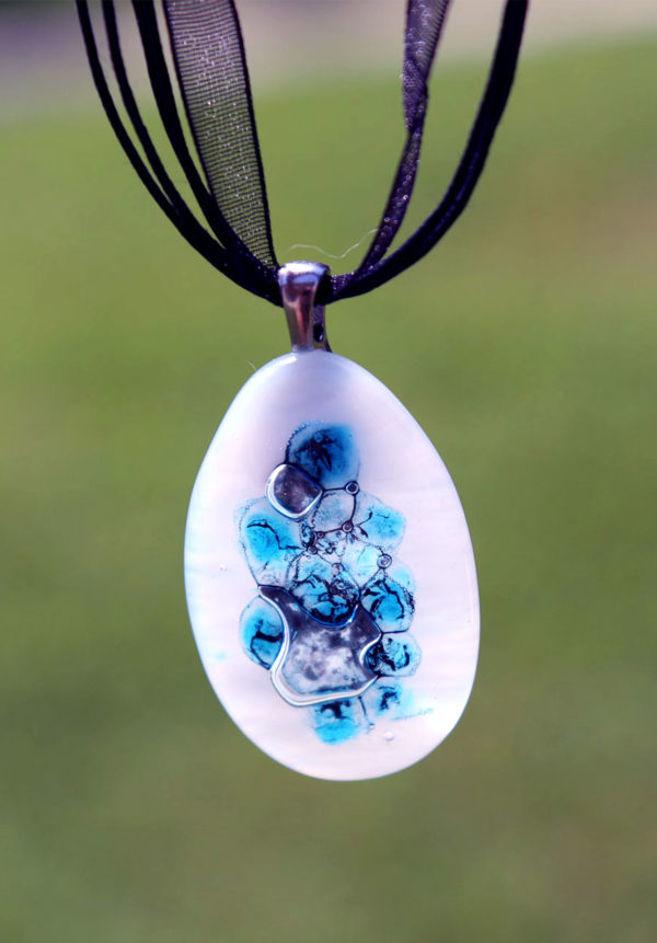 Fleur de verre, collier en verre