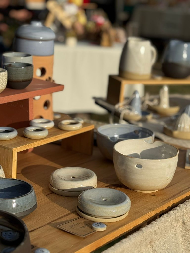 Céramiste grès noir pour des pièces utilitaires