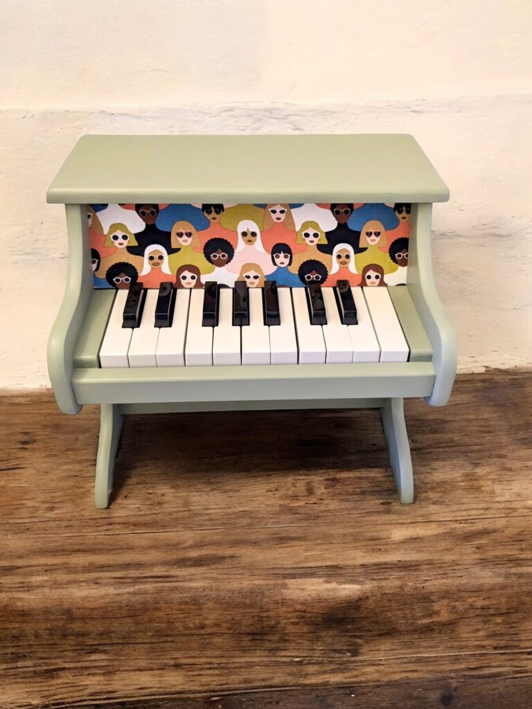 By Léo relooking mini piano